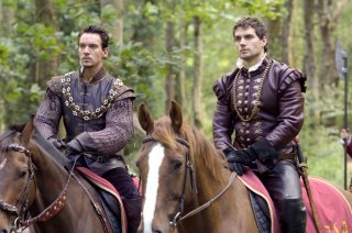 I Tudors: gli attori Jonathan Rhys Meyers e Henry Cavill in una foto della serie