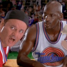 Space Jam: Bill Murray e Michael Jordan in un momento del film