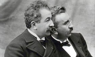 Un'immagine che ritrae i fratelli Lumière