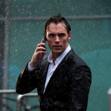 Io prima di te: Sam Claflin sotto la pioggia in una scena del film