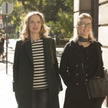 Lolo - Giù le mani da mia madre: Julie Delpy e Karin Viard in una scena del film