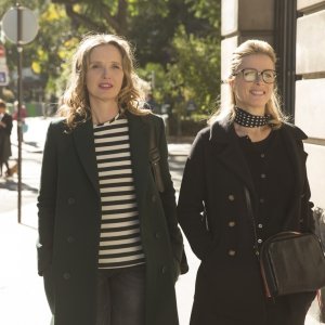 Lolo - Giù le mani da mia madre: Julie Delpy e Karin Viard in una scena del film