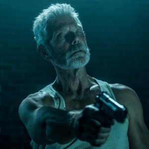 Man in the Dark: Stephen Lang in una scena del film
