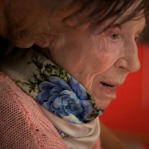 A Young Girl in Her Nineties: Thierry Thieû Niang e Blanche Moreau in una scena