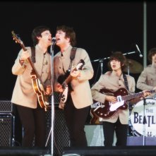 The Beatles: Eight Days a Week, Paul McCartney e John Lennon cantano sul palco