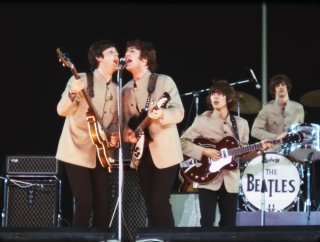 The Beatles: Eight Days a Week, Paul McCartney e John Lennon cantano sul palco