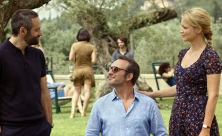 Un amore all'altezza: Virginie Efira, Jean Dujardin e Cédric Kahn in una scena del film