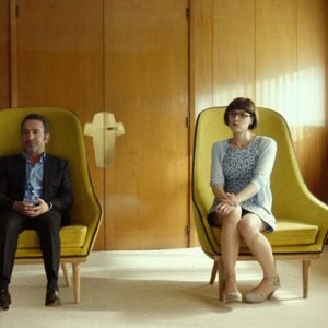 Un amore all'altezza: Jean Dujardin e Stéphanie Papanian in una scena del film