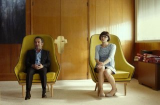 Un amore all'altezza: Jean Dujardin e Stéphanie Papanian in una scena del film