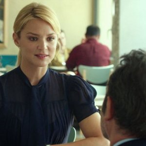 Un amore all'altezza: Virginie Efira e Jean Dujardin in una scena del film