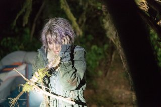 Blair Witch: Valorie Curry in una scena del film