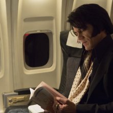 Elvis & Nixon: Michael Shannon in una scena del film