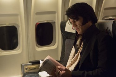 Elvis & Nixon: Michael Shannon in una scena del film