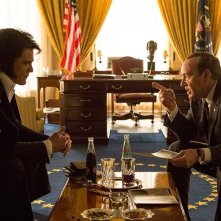 Elvis & Nixon: Michael Shannon e Kevin Spacey in una scena del film