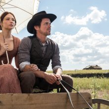 I magnifici 7: Haley Bennett e Matt Bomer in una scena del film