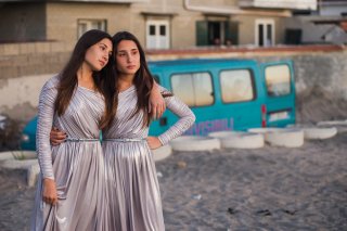Indivisibili: Angela Fontana e Marianna Fontana in una scena del film