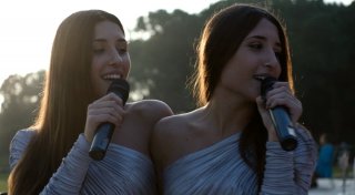 Indivisibili: Marianna Fontana e Angela Fontana in un momento del film