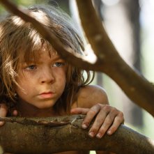 Il drago invisibile: il giovane Oakes Fegley è Pete in una scena del film