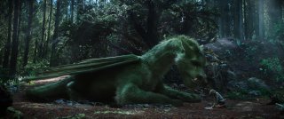 Il drago invisibile: Oakes Fegley con Elliott in una scena del film