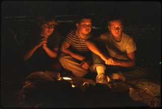 Stand by Me: River Phoenix, Jerry O'Connell e Corey Feldman in una scena