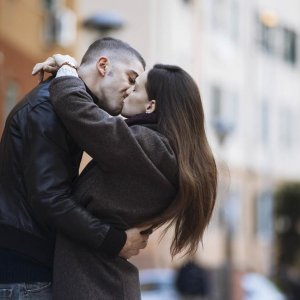 La ragazza del mondo: Sara Serraiocco e Michele Riondino si baciano in un momento del film