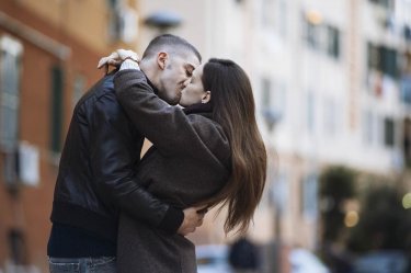 La ragazza del mondo: Sara Serraiocco e Michele Riondino si baciano in un momento del film