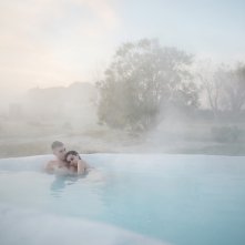 La ragazza del mondo: Sara Serraiocco e Michele Riondino in una suggestiva immagine del film