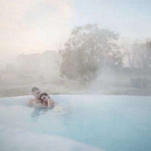 La ragazza del mondo: Sara Serraiocco e Michele Riondino in una suggestiva immagine del film