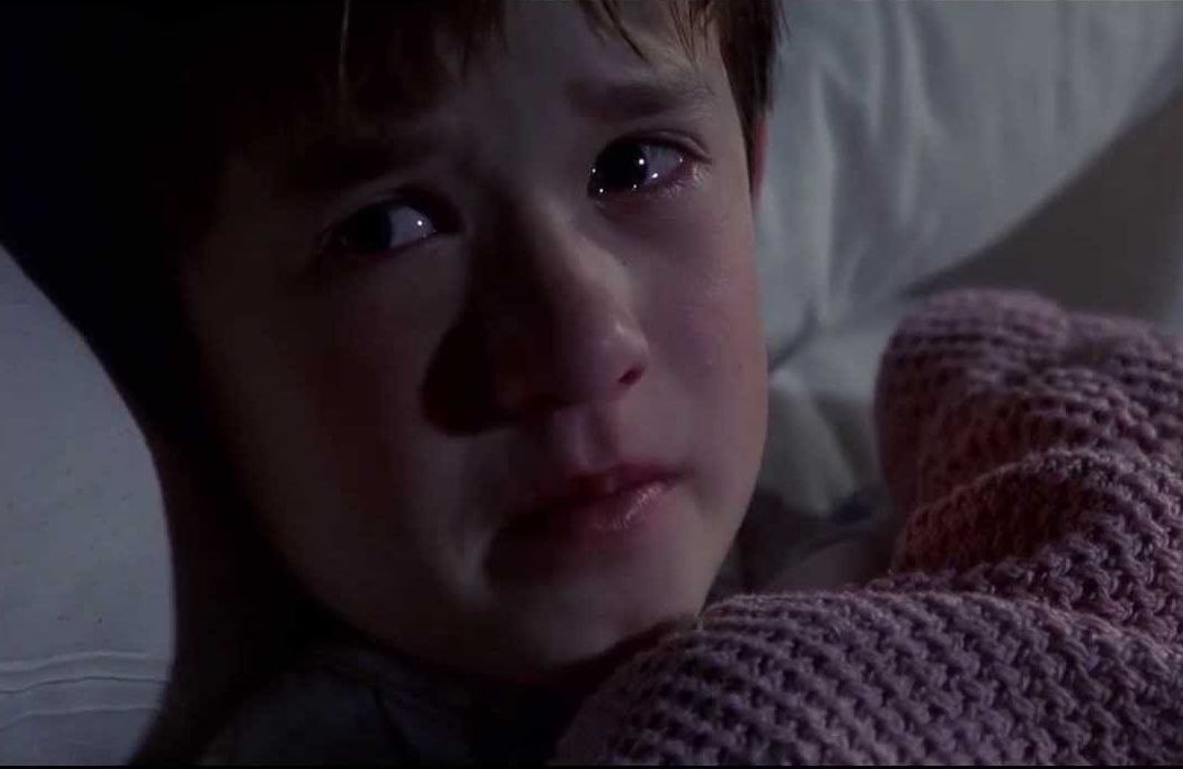 Haley Joel Osment in una scena de Il sesto senso