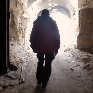 Ombre dal fondo: Domenico Quirico in un momento del documentario italiano