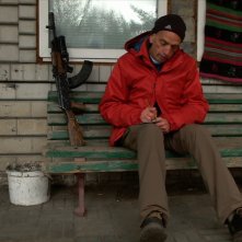 Ombre dal fondo: Domenico Quirico prende appunti in un'immagine del documentario