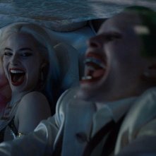 Suicide Squad: Harley Quinn (Margot Robbie) e Joker (Jared Leto) se la spassano 