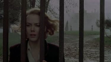 The Others: Nicole Kidman in una suggestiva immagine del film