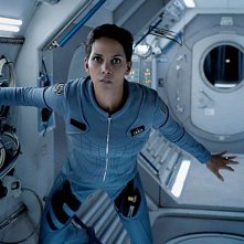 Extant: Halle Berry in una scena della serie televisiva