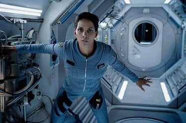 Extant: Halle Berry in una scena della serie televisiva