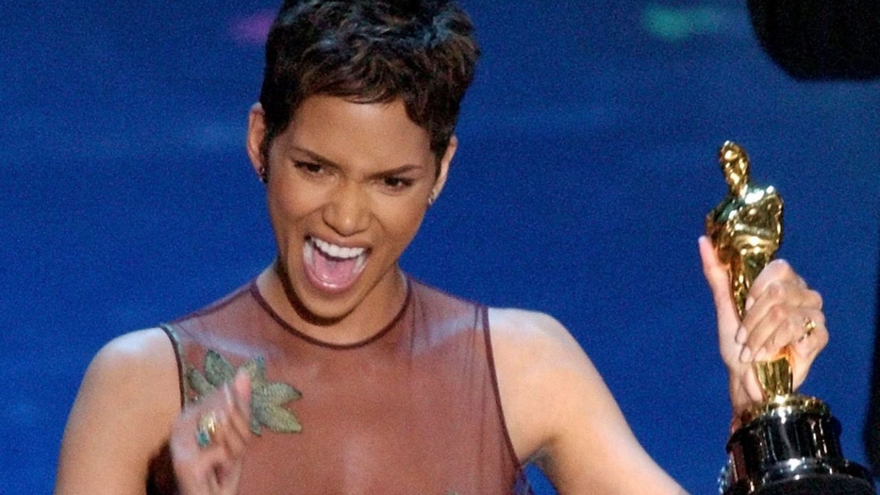 Halle Berry con l'Oscar vinto grazie a Monster's Ball - L'ombra della vita