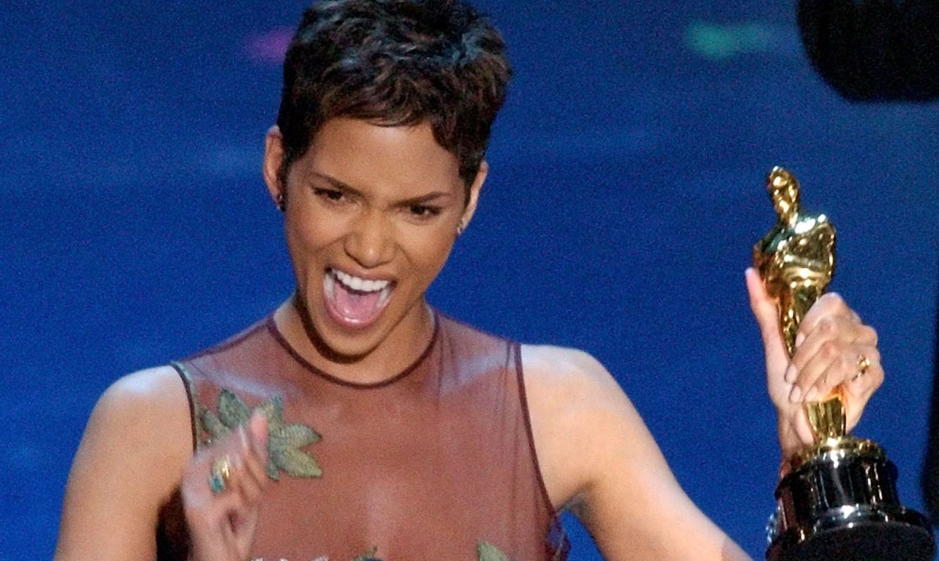 Halle Berry con l'Oscar vinto grazie a Monster's Ball - L'ombra della vita