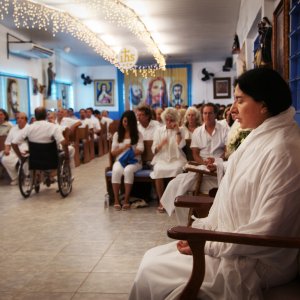 The Space in Between: Marina Abramović and Brazil - Marina Abramović in meditazione in un'immagine del documentario