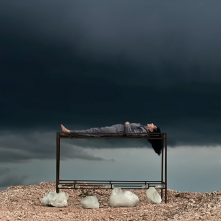 The Space in Between: Marina Abramović and Brazil - Marina Abramović in una suggestiva immagine del documentario