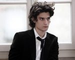 Louis Garrel irriconoscibile nei panni di Jean Luc Godard