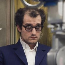 Louis Garrel irriconoscibile nei panni di Jean Luc Godard in Redoubtable