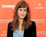 Lizzy Caplan sarà la protagonista del film Friend of Bill