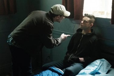 Mr. Robot: Christian Slater e Rami Malek in un'immagine del quinto episodio