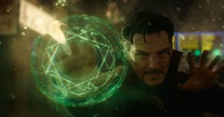 Doctor Strange: Benedict Cumberbatch in una foto in cui Strange usa i suoi poteri