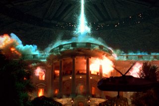Independence Day: un'immagine della celebre distruzione della Casa Bianca