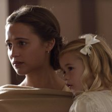 The Light Between Oceans: Alicia Vikander in una scena del film