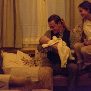 The Light Between Oceans: Michael Fassbender e Alicia Vikander in una scena del film