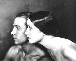Rodolfo Valentino: a 90 anni dalla scomparsa, una mostra in suo onore 