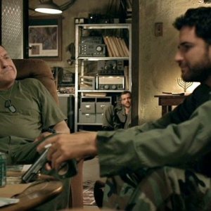 Bordering: Tom Sizemore, Oz Zehavi e Bernard Curry in una scena del film