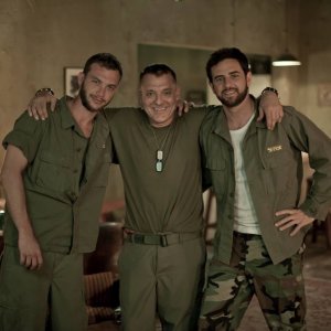 Bordering: Tom Sizemore, Oz Zehavi e Bernard Curry in un'immagine promozionale del film